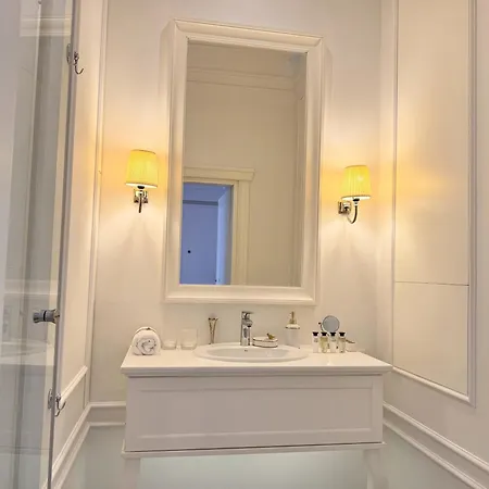 Luxury Mondrian Market Square Iii 4*