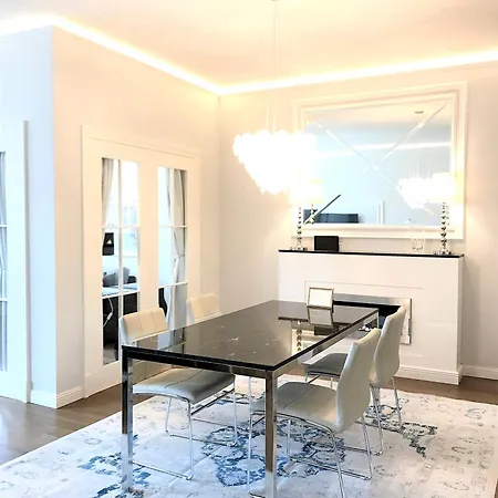 アパートホテル Luxury Mondrian Market Square Iii ワルシャワ