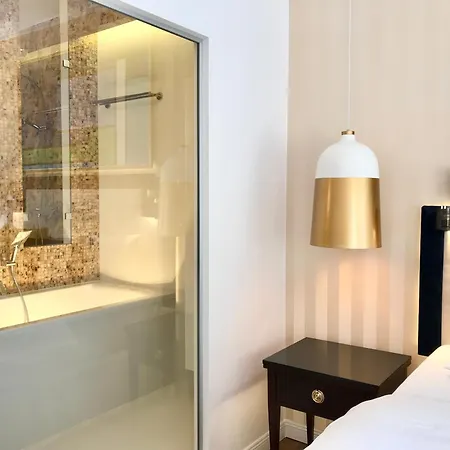 Luxury Mondrian Market Square Iii