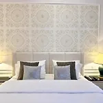 Luxury Mondrian Market Square Iii